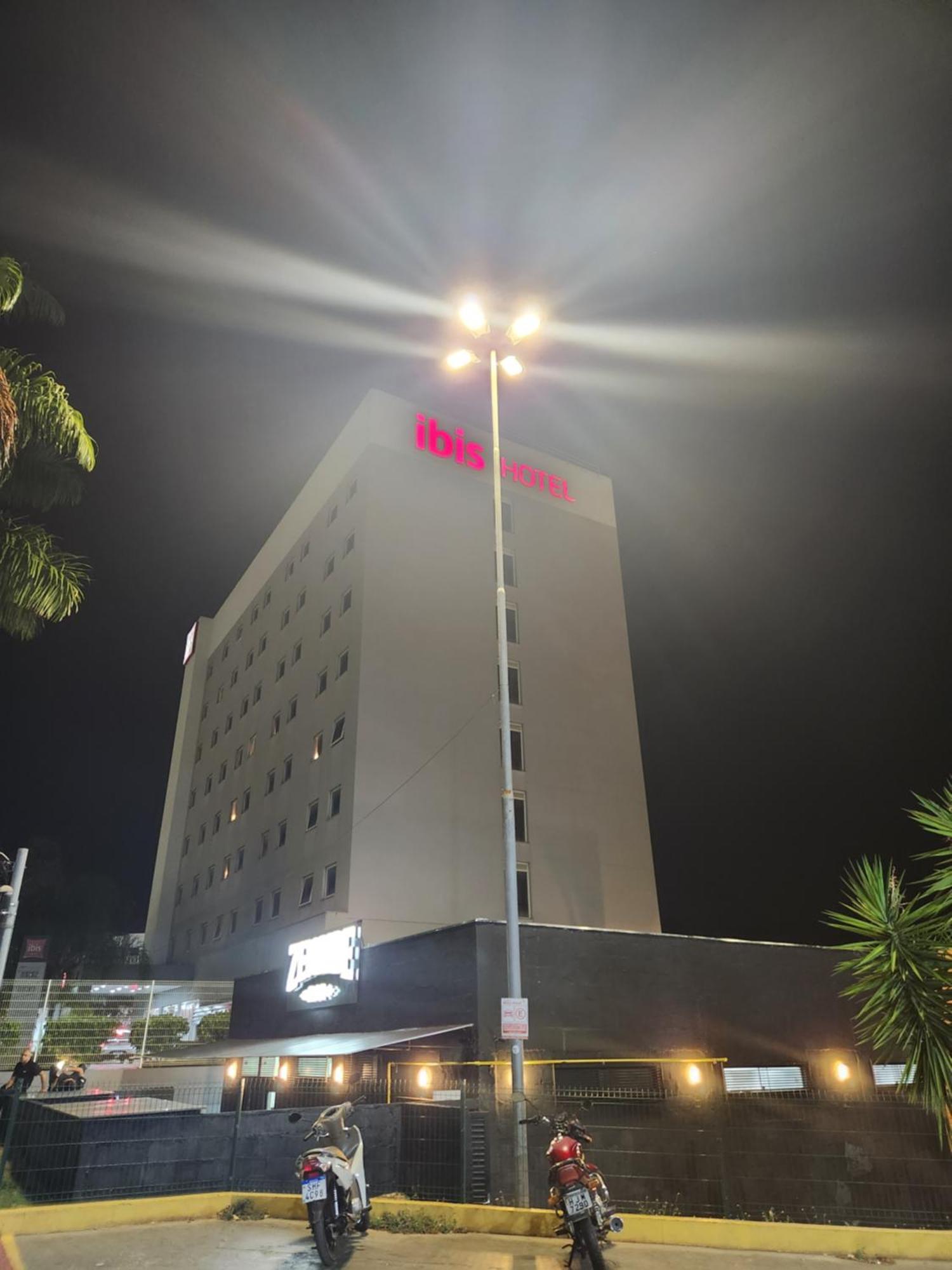 Hotel Ibis Montes Claros Shopping Exterior foto